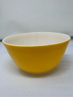 Vintage 402 Pyrex Yellow Mixing Bowl 1.5 Qt